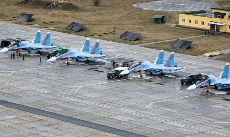 Истребители на аэродроме Барановичей. Фото: 61-я истребительная авиабаза | Барановичи в VK