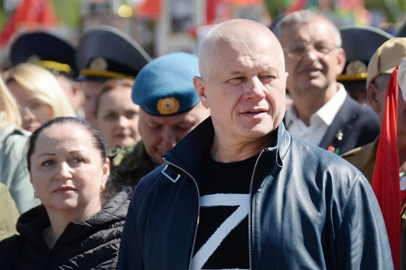 Олег Новицкий в Z-майке в Брестской крепости. 9 мая 2024 года