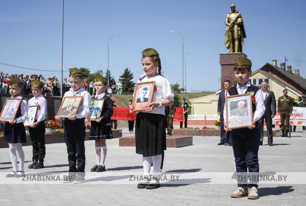 Дети на праздновании Дня Победы в Жабинке. Фото: zhabinka.by.