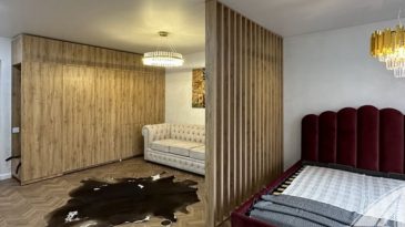 Звериная шкура, бархатная кровать и картина а-ля Климт: нашли в Бресте нескромную по дизайну «однушку»