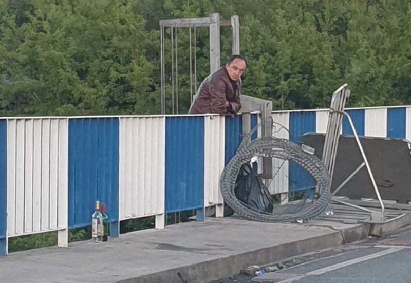 Дмитрий Смактунович на границе за перилами моста на беларуско-польской границе 12 июня 2024 года. Фото из приграничного чата