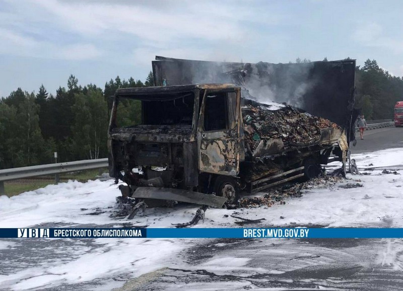 Сгоревший грузовик на трассе в Березовском районе, 4 июня 2024 года. Фото: УВД Брестского облисполкома
