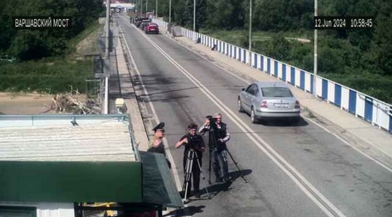 Сотрудники госТВ на беларуско-польской границе утром 12 июня 2024 года. Скриншот видеокамеры на границе