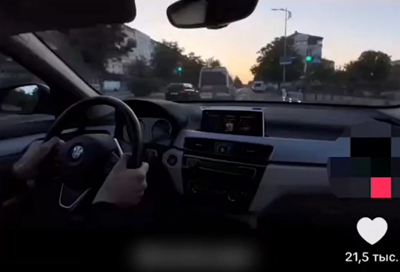 Водитель BMW, который гонял по Бресту. Скриншот видео