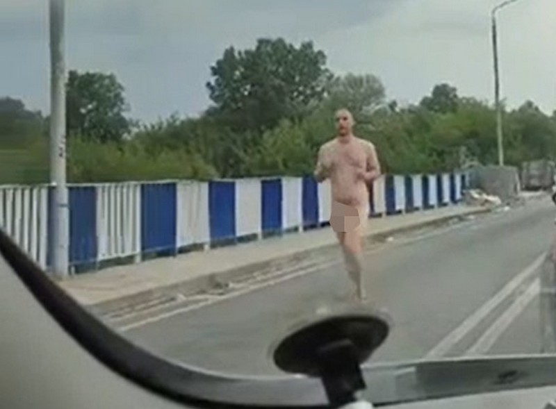 Голый мужчина бежит по Варшавском мосту. Скриншот видео из приграничного чата
