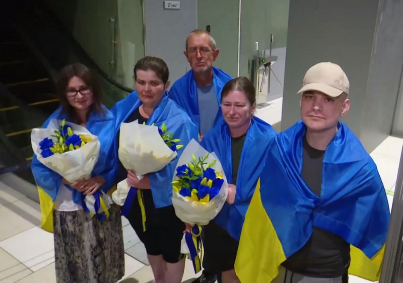 Освобожденные политзаключенные граждане Украины. Екатерина Брюханова на этом фото крайняя слева