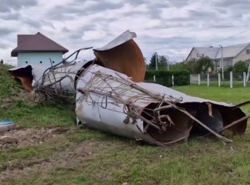 Рухнувшая водонапорная башня в Кобринском районе. Скриншот видео