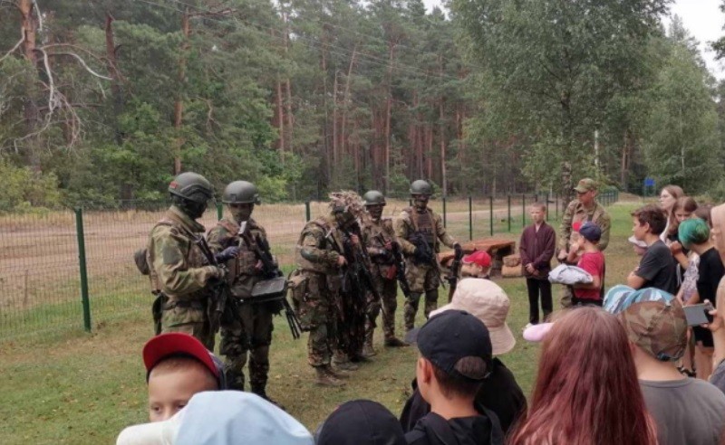 Военные в детском лагере в Лунинецком районе