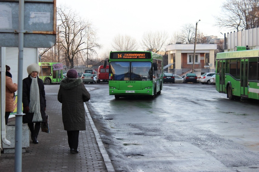 Остановка общественного транспорта в Бресте. Фото: dimasugonyaev.livejournal.com.