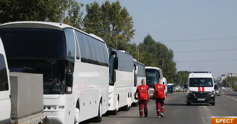 Фельдшеры скорой помощи обходят очередь на границе в Бресте. Скриншот видео