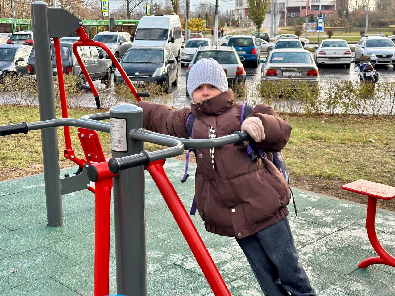 Школьник занимается на тренажере на новой уличной спортивной площадки в сквере у БелГазПромбанка (в районе ЦМТ). Фото: «Любимый Брест». 