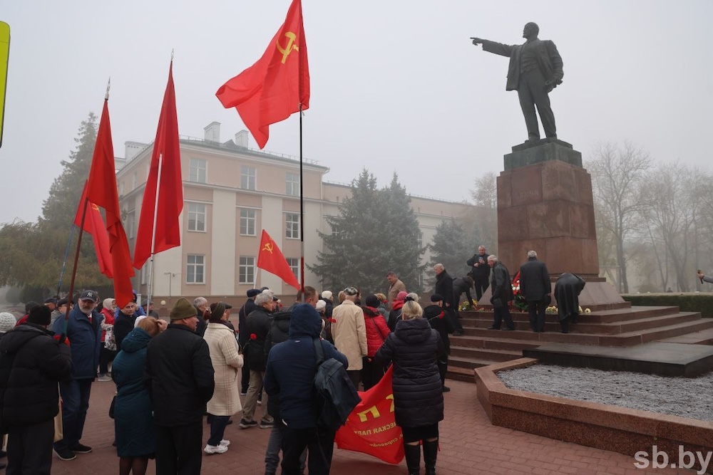 Возложение цветов к памятнику Ленина в Бресте 7 ноября 2024 года Фото: sb.by.