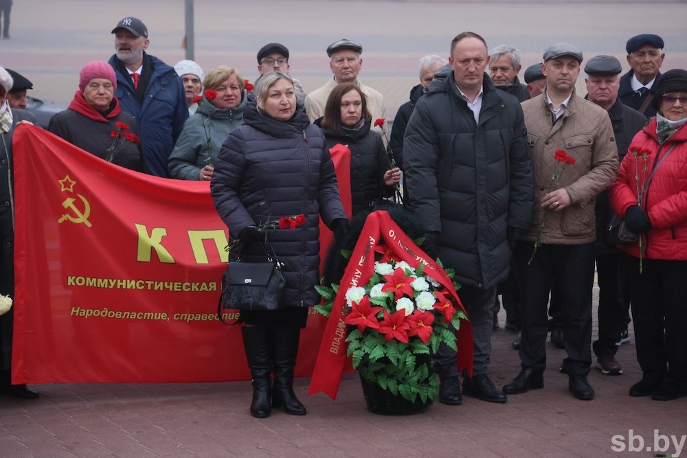 Возложение цветов к памятнику Ленина в Бресте 7 ноября 2024 года Фото: sb.by.