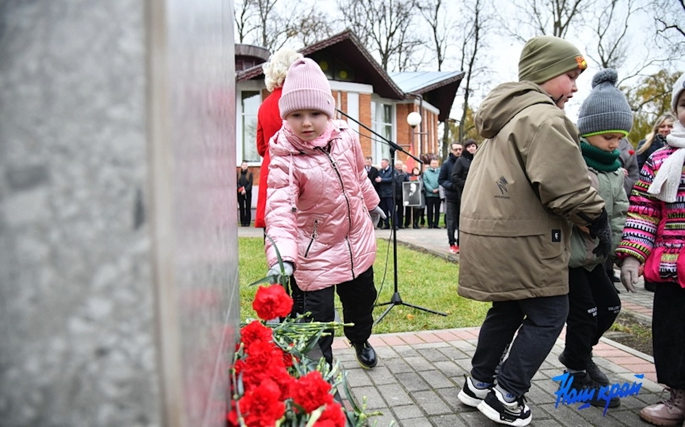 Ребенок кладет гвоздики к памятнику Ленина в Барановичском агрогородке Крошин 7 ноября. Фото: nashkraj.by.