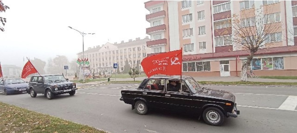 Участники автопробега в честь Дня Октябрьской революции в Ляховичах. Фото: lves.by.