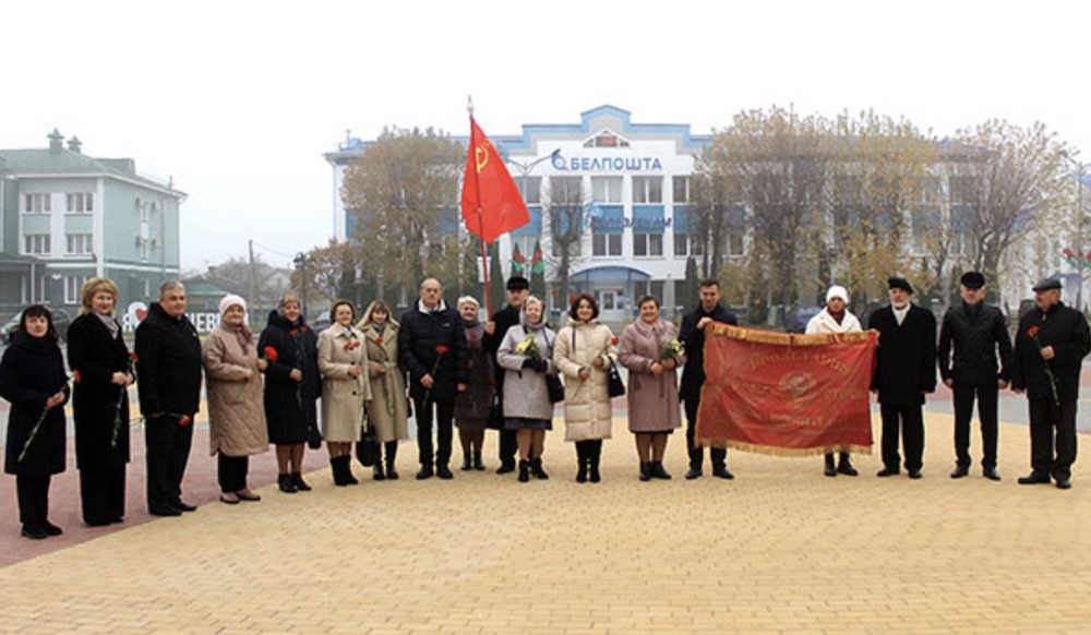 Участники возложения цветов к памятнику Ленину на городской площади в Ганцевичах. Фото: gants.by.