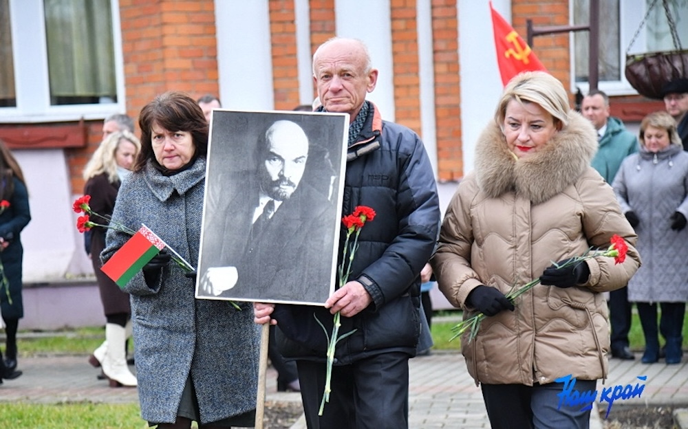 Участники церемонии возложения цветов к памятнику Ленину в агрогородке Крошин Барановичского района. Фото: nashkraj.by.