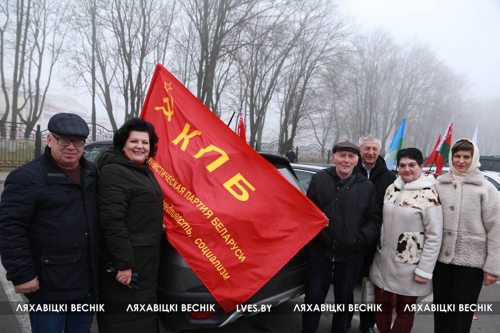 Участники автопробега в честь Дня Октябрьской революции в Ляховичах. Фото: lves.by.