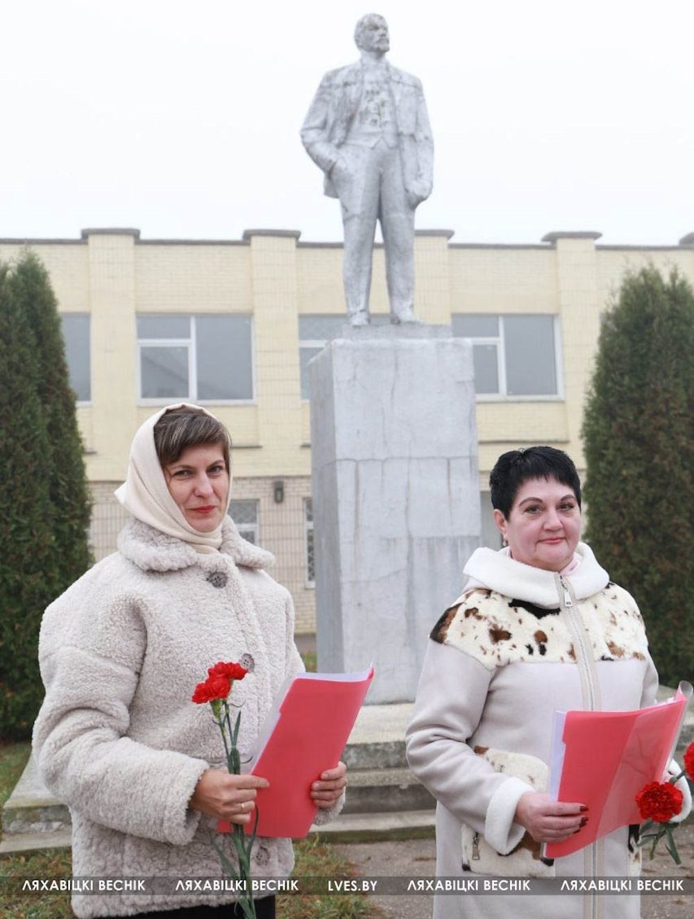 Ведущие церемонии возложения цветов к памятнику Ленину на городской площади в Ляховичах. Фото: lves.by.