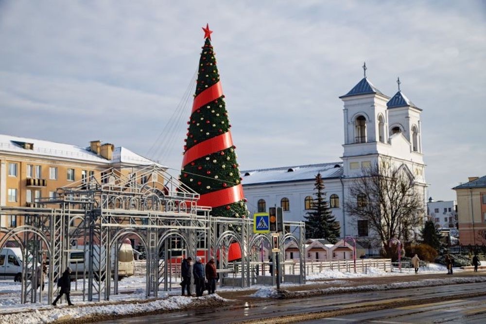 Новогодняя елка на площади Ленина. Декабрь, 2023 года. Фото: Вечерний Брест.