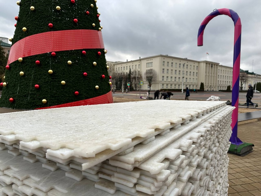 Установка катка на площади Ленина в Бресте. Фото: телеграм-канал «Любимый Брест».