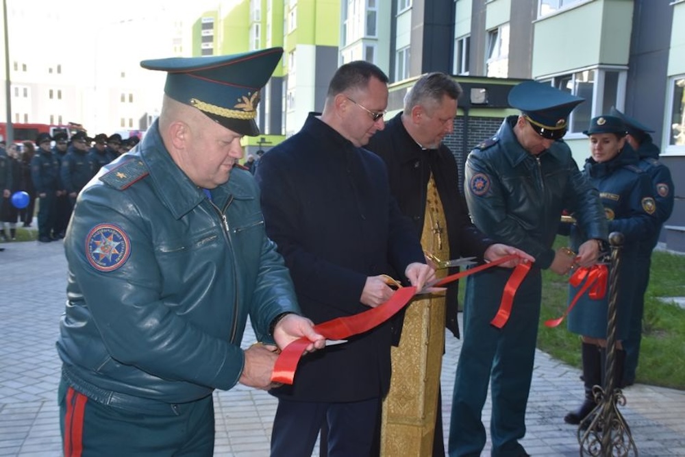 Чиновники перерезают красную ленточку во дворе одного из арендных домов для сотрудников МЧС в Бресте. Фото: Брестское областное УМЧС