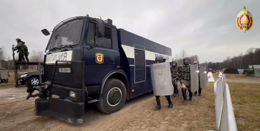 Силовики тренируются разгонять протесты под Брестом. Скриншот видео МВД