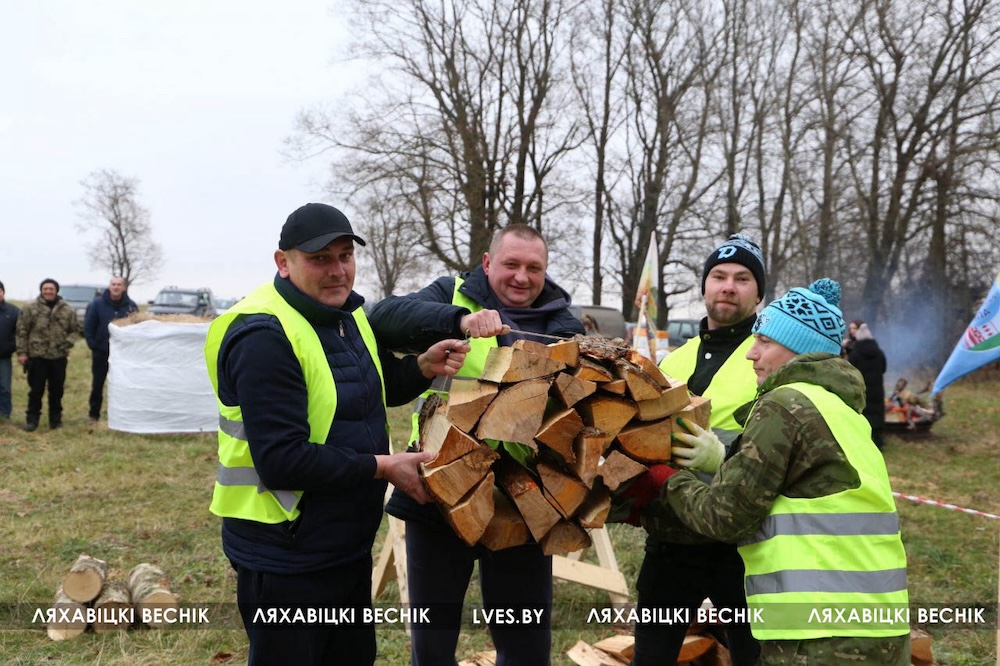 Работники ОАО «Путь новый» рубят дрова на турнире по колке дров в Ляховичах. Фото: lves.by.