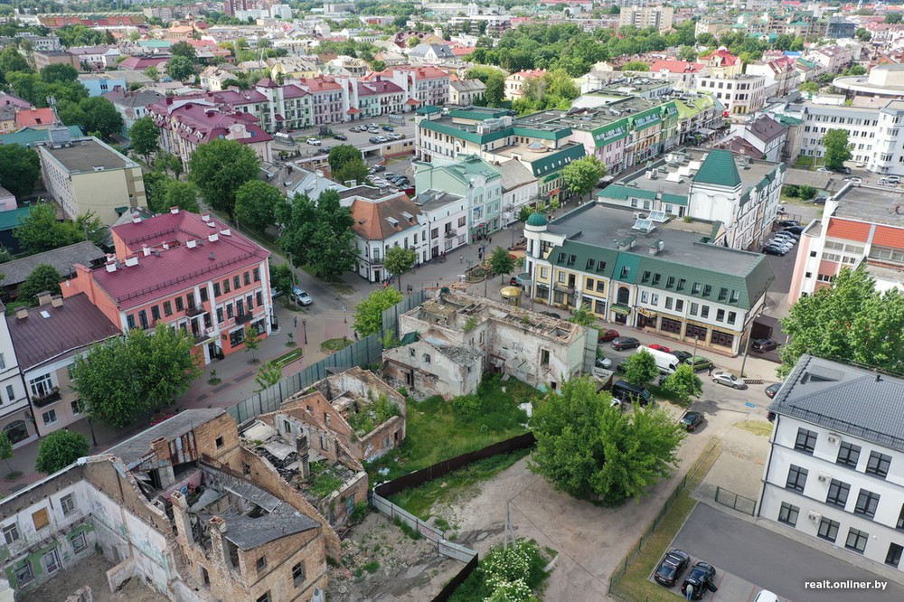 Вид на исторические здания на углу Советской и Дзержинского в Бресте