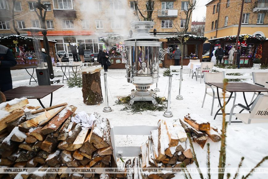 Гигантский самовар с чаем на предновогодней ярмарке в Бресте на Гоголя. Фото: БЕЛТА.