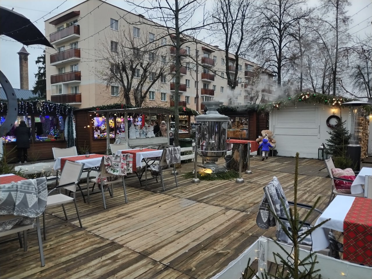 Гигантский самовар с чаем на предновогодней ярмарке в Бресте на Гоголя. Фото: «Любимый Брест».