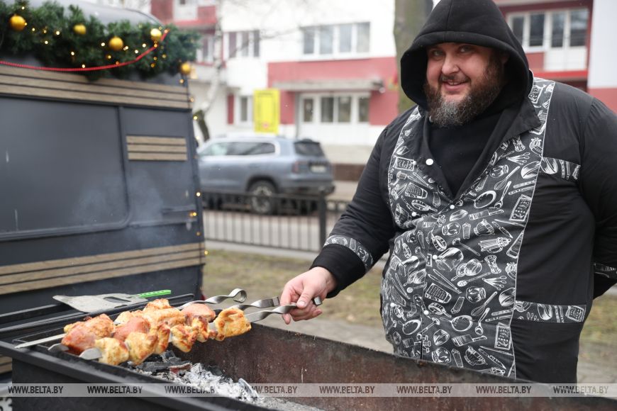 Мужчина жарит шашлык на предновогодней ярмарке на Гоголя в Бресте. Фото: БЕЛТА.