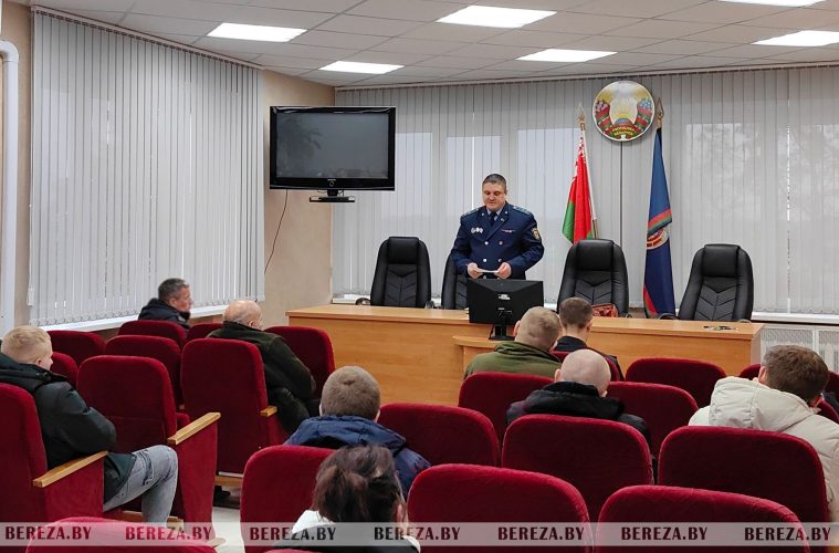 Прокурор Березовского района Александр Крутько на встрече с «лицами, совершившими ранее правонарушение экстремистской направленности» в местном РОВД. Фото: bereza.by.