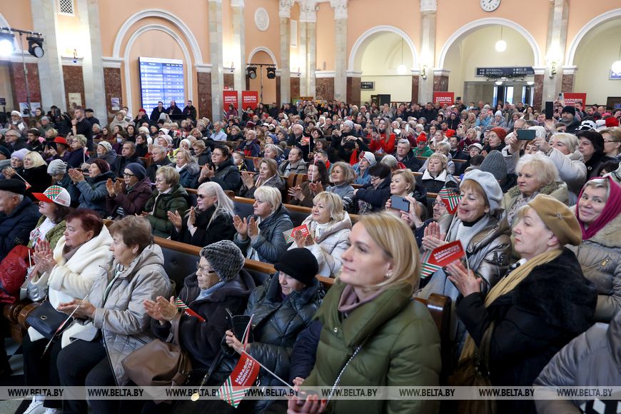 Зрители на концерте Президентского оркестра на железнодорожном вокзале в рамках «Марафона единства». Фото: БЕЛТА .