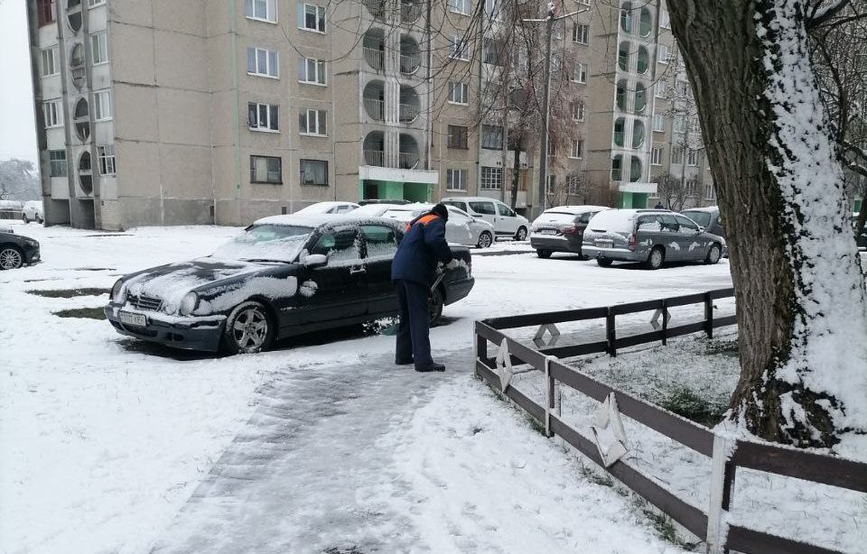 Дворник чистит дорожку от снега в одном из дворов Бреста. Фото: «Любимый Брест».