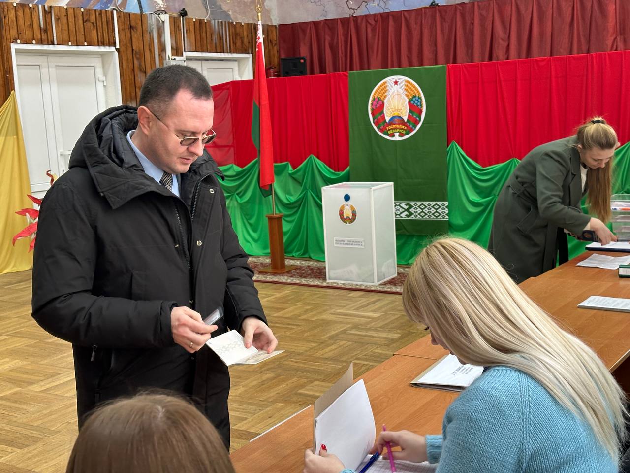 Председатель Брестского горисполкома Сергей Лободинский на досрочном голосовании на избирательном участке по месту прописки. Фото: «Любимый Брест».