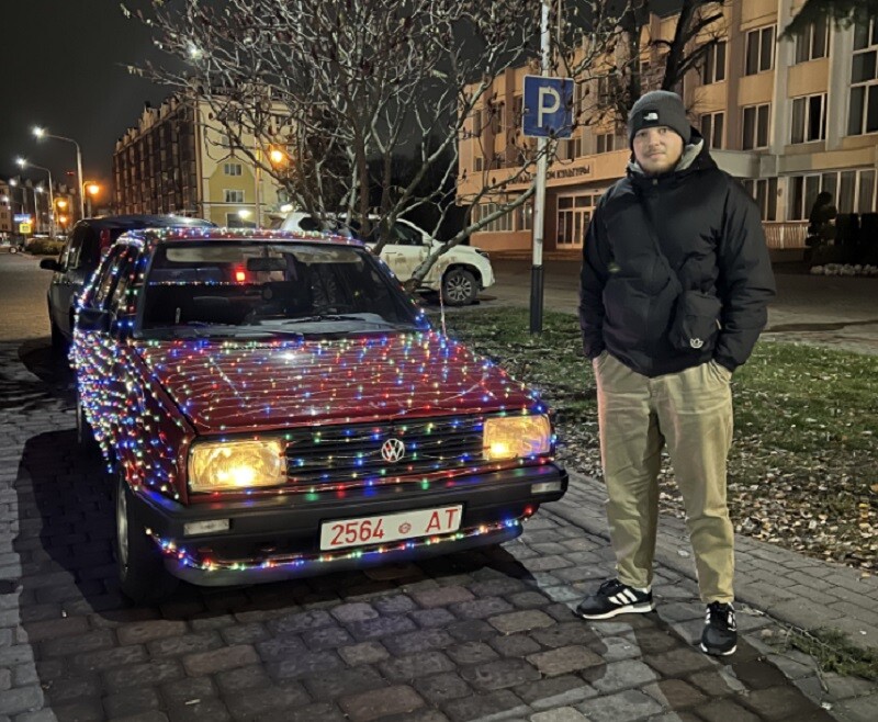 Пинчанин Артем с Volkswagen Jetta, украшенным гирляндой. Фото: av.by.