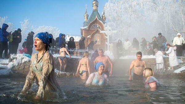 Люди окунаются в прорубь на Крещение. Фото: «Настоящее время».