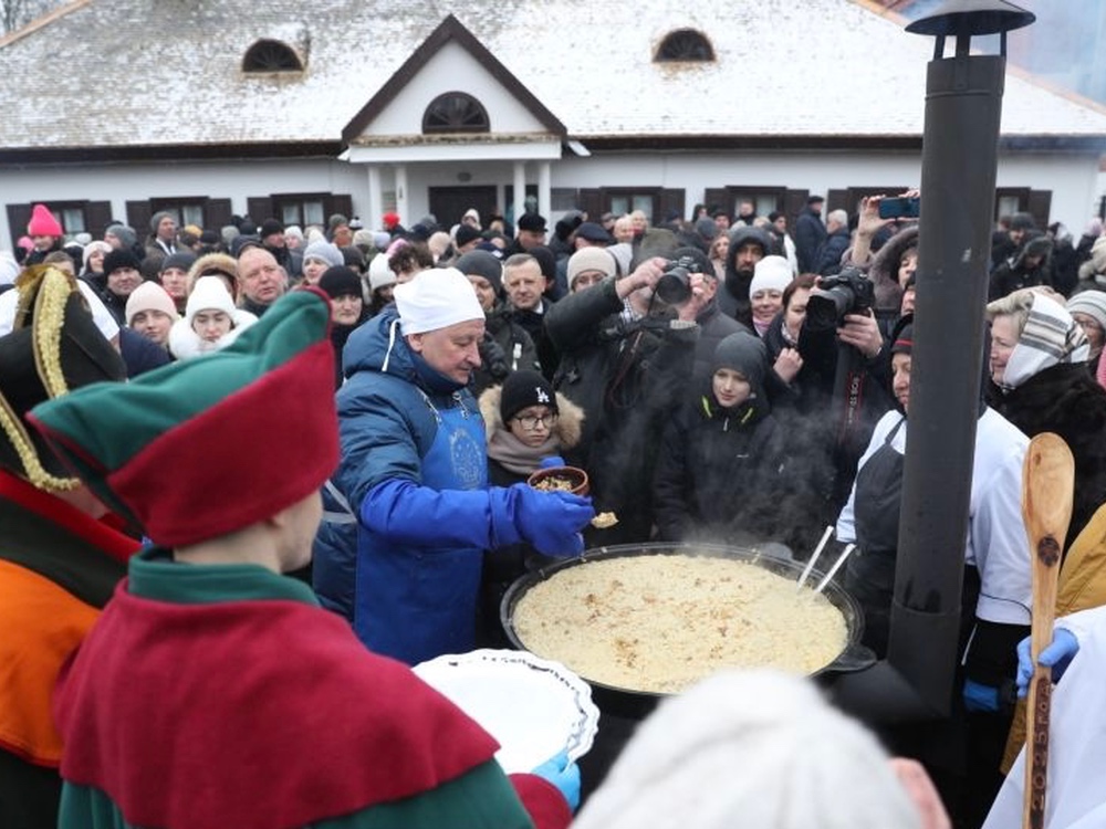 Председатель Брестского облисполкома Петр Пархомчик варит кашу в Кобрине.