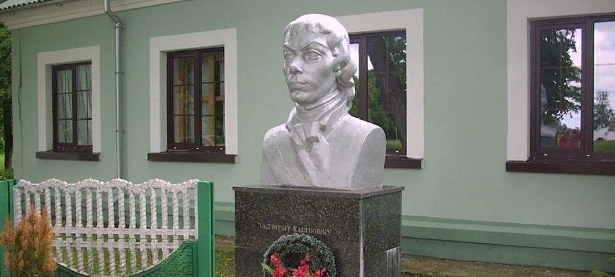 Бюст Костюшко перед музеем в Малых Сехновичах Жабинковского района. Фото: Spadčyna / VK