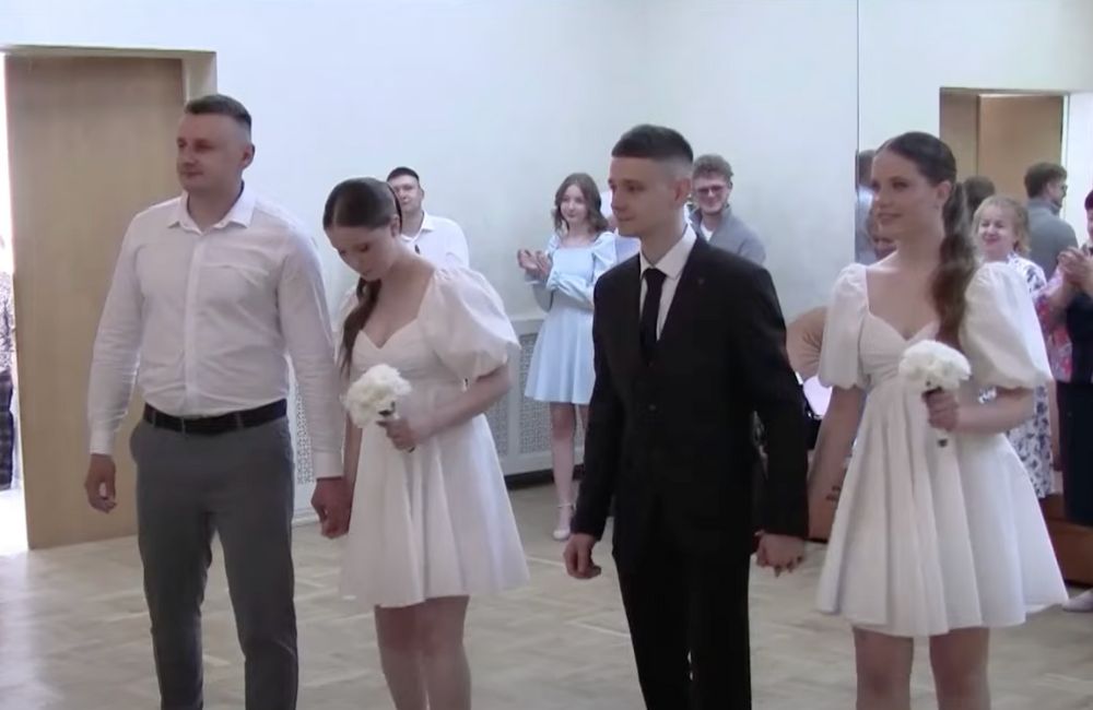 Двойная свадьба сестер Екатерины и Елизаветы в Бресте. Скриншот видео с ОНТ.