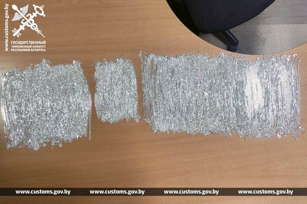 Серебряные цепочки, которые пытались провезти через границу брестчане. Фото: ГТК