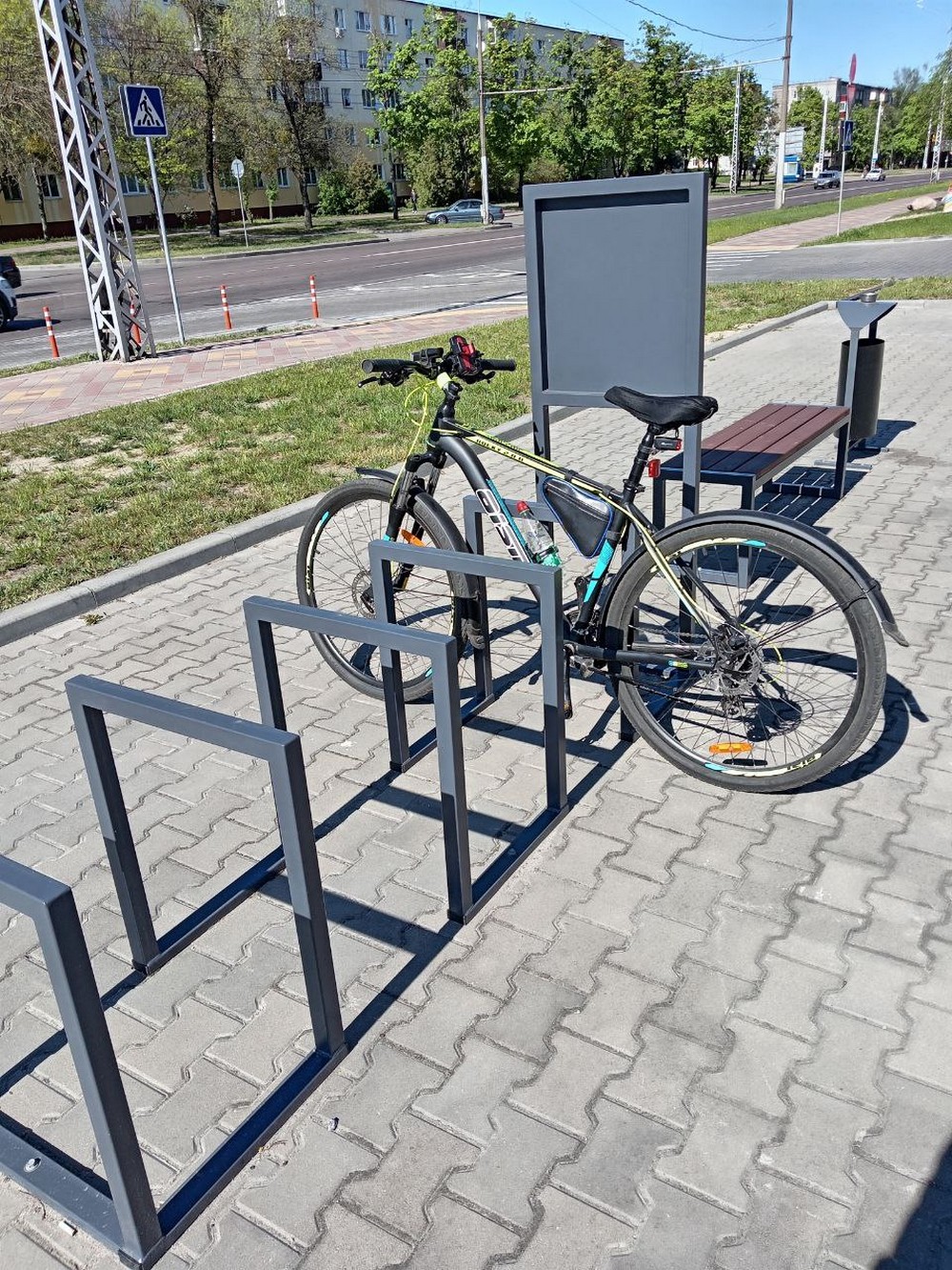 Велопарковка на улице Янки Купала в Бресте. Фото из соцсетей