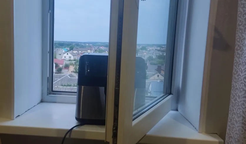 Окно, из которого выпал ребенок в Барановичах.