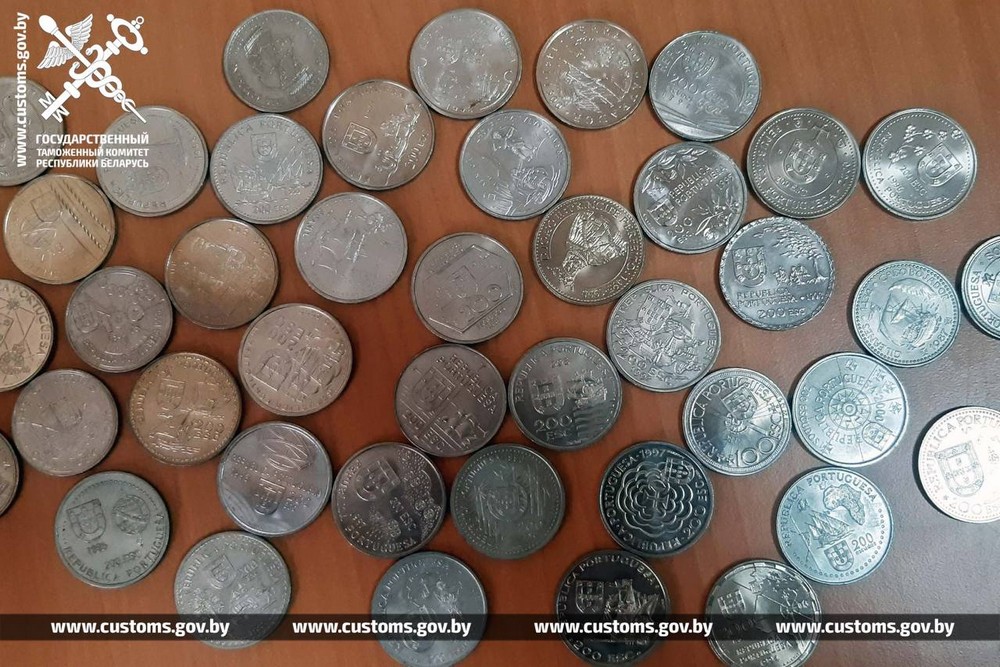 Монеты, которые пытался провезти дальнобойщик. Фото: ГТК Беларуси