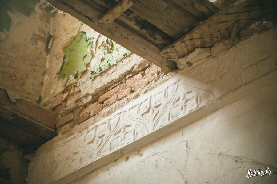 Остатки лепнины в усадьбе Котлубаев. Деревня Ястрембель, Барановичский район. 