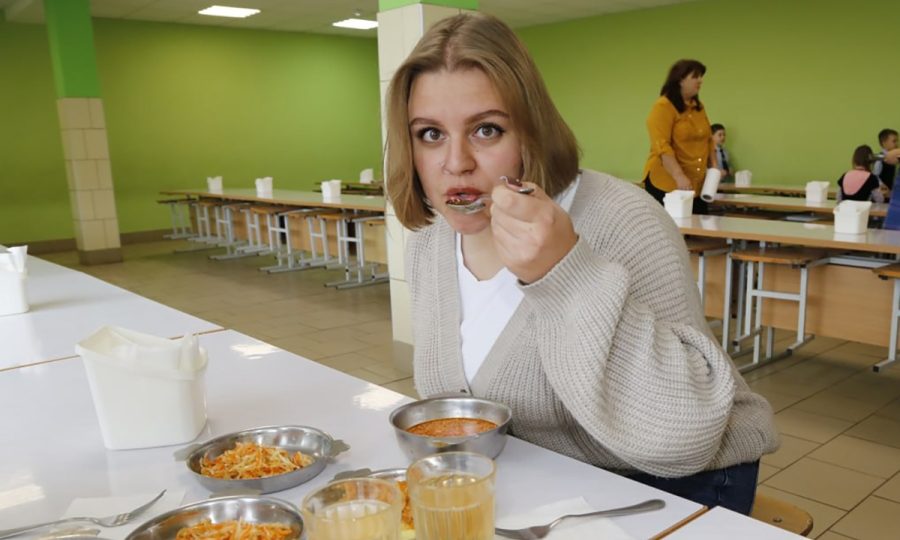 жанчына дэгустуе абед у школьнай сталовай