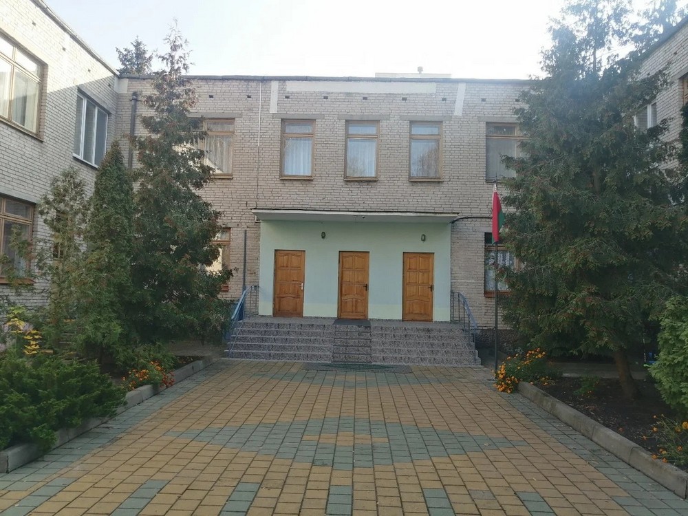 Деревья на территории детского сада №15 в Бресте. Фото из яндекс-карт