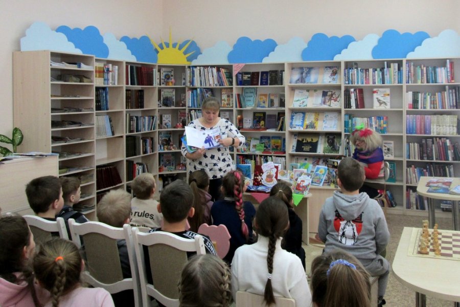 Библиотекарь показывает детям книгу. Ф