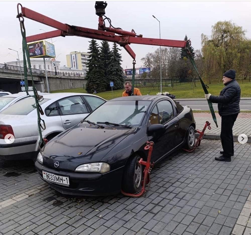 Эвакуация брошенного авто с одной из улиц Бреста.